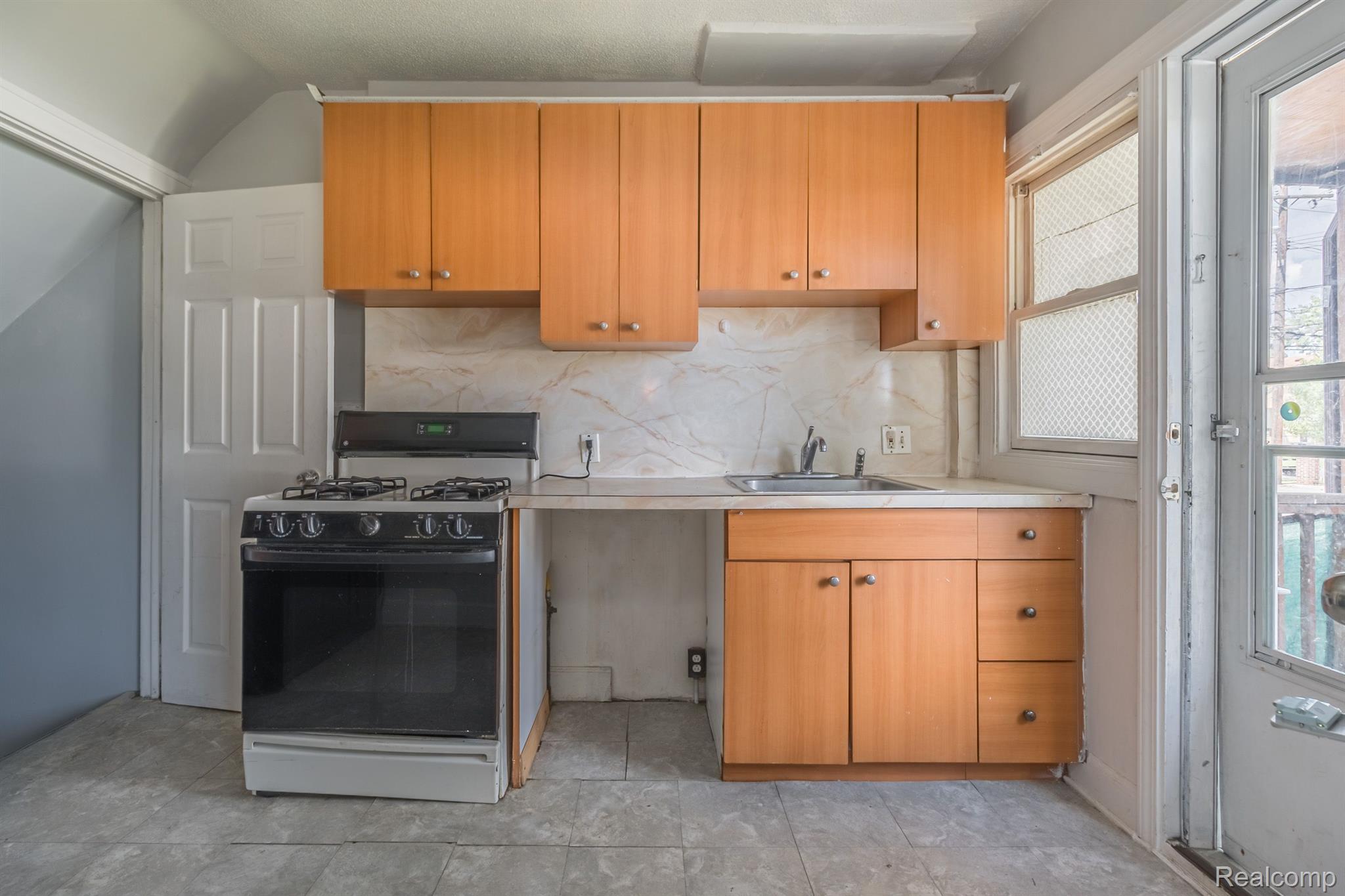 6468 Schaefer Road Dearborn, MI 48126 - Photo 12 of 25 Gallery Image 12