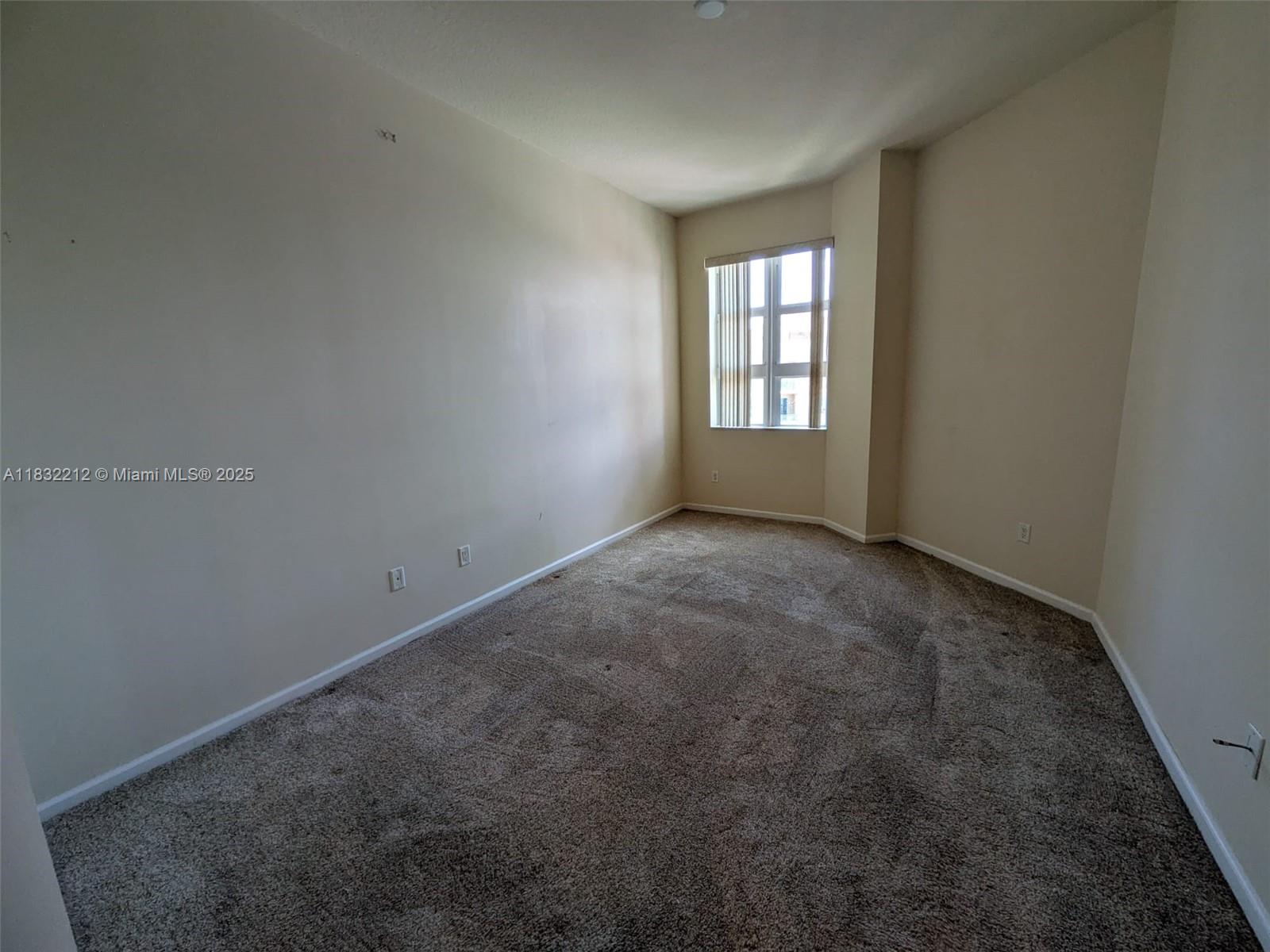 403 South Sapodilla Avenue, Unit 803 West Palm Beach, FL 33401 - Photo 18 of 23 an empty room with a window
