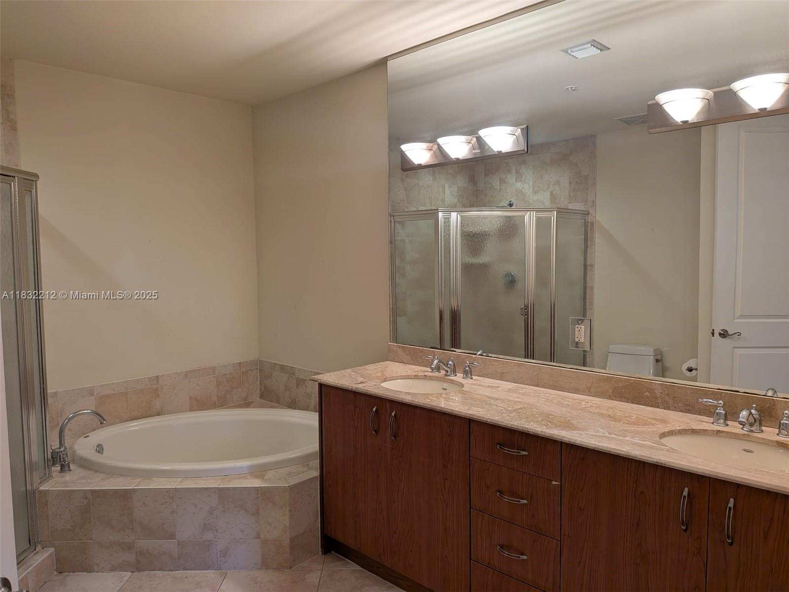 403 South Sapodilla Avenue, Unit 803 West Palm Beach, FL 33401 - Photo 21 of 23 a bathroom with a tub a sink and mirror
