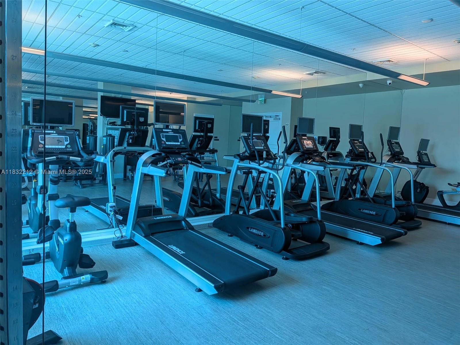 403 South Sapodilla Avenue, Unit 803 West Palm Beach, FL 33401 - Photo 9 of 23 a view of a room with gym equipment
