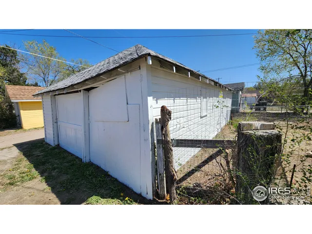 a black and white photo of a building