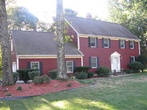 a view of a yard in front of house
