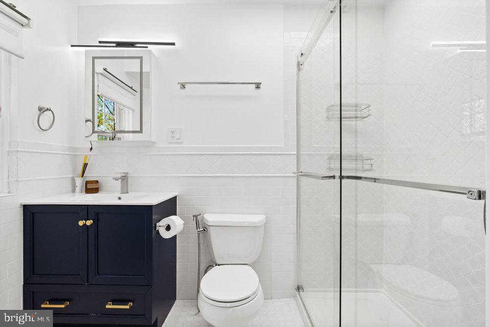 4400 Q Street Northwest Washington, DC 20007 - Photo 24 of 52 Full Bathroom