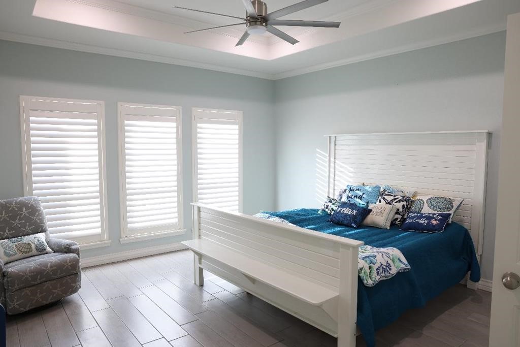 13 Southpointe Circle Rockport, TX 78382 - Photo 17 of 30 a living room with furniture and window