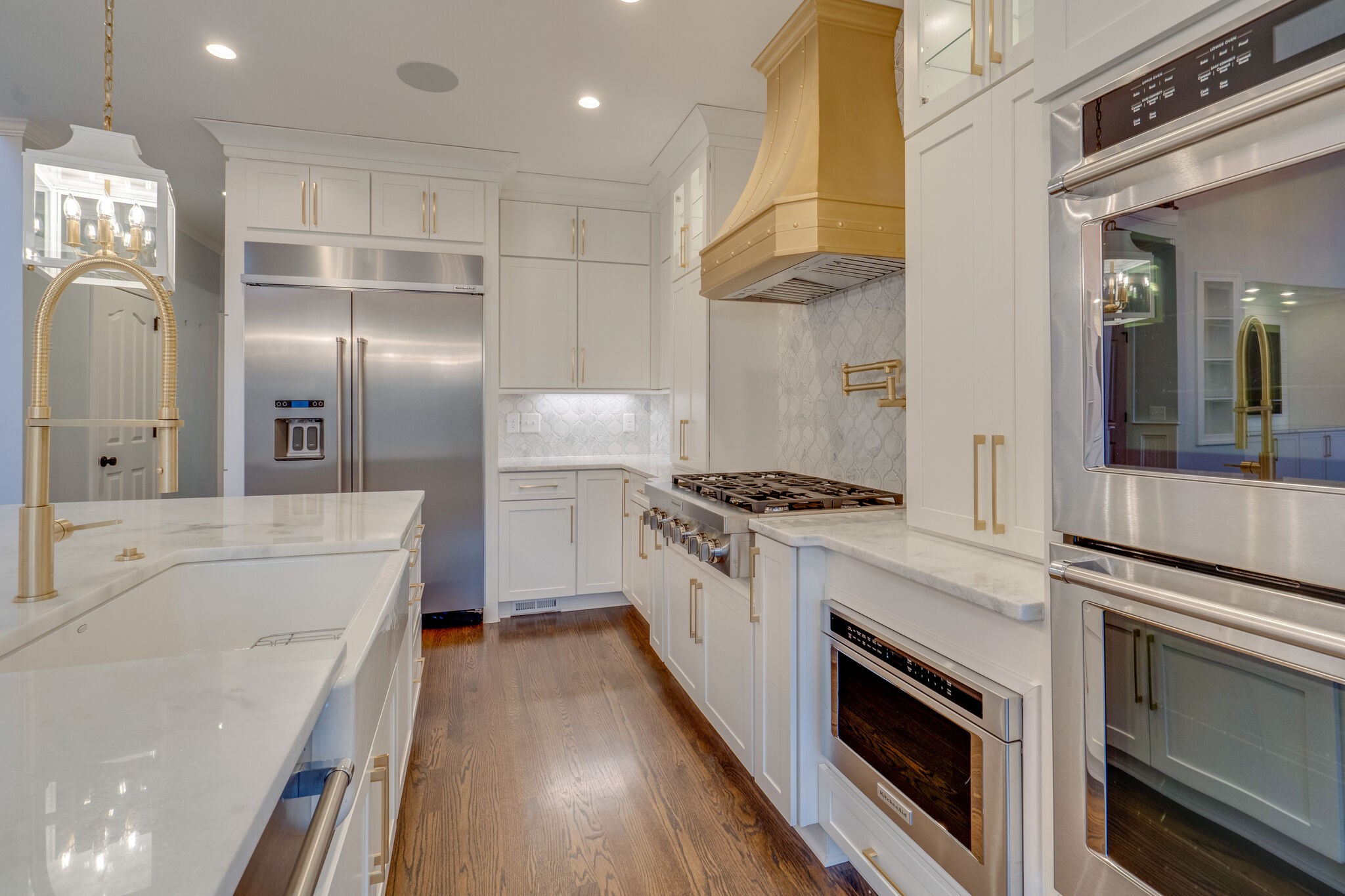 747 High Point Ridge Road Franklin, TN 37069 - Photo 11 of 38 a large kitchen with a stove and a refrigerator