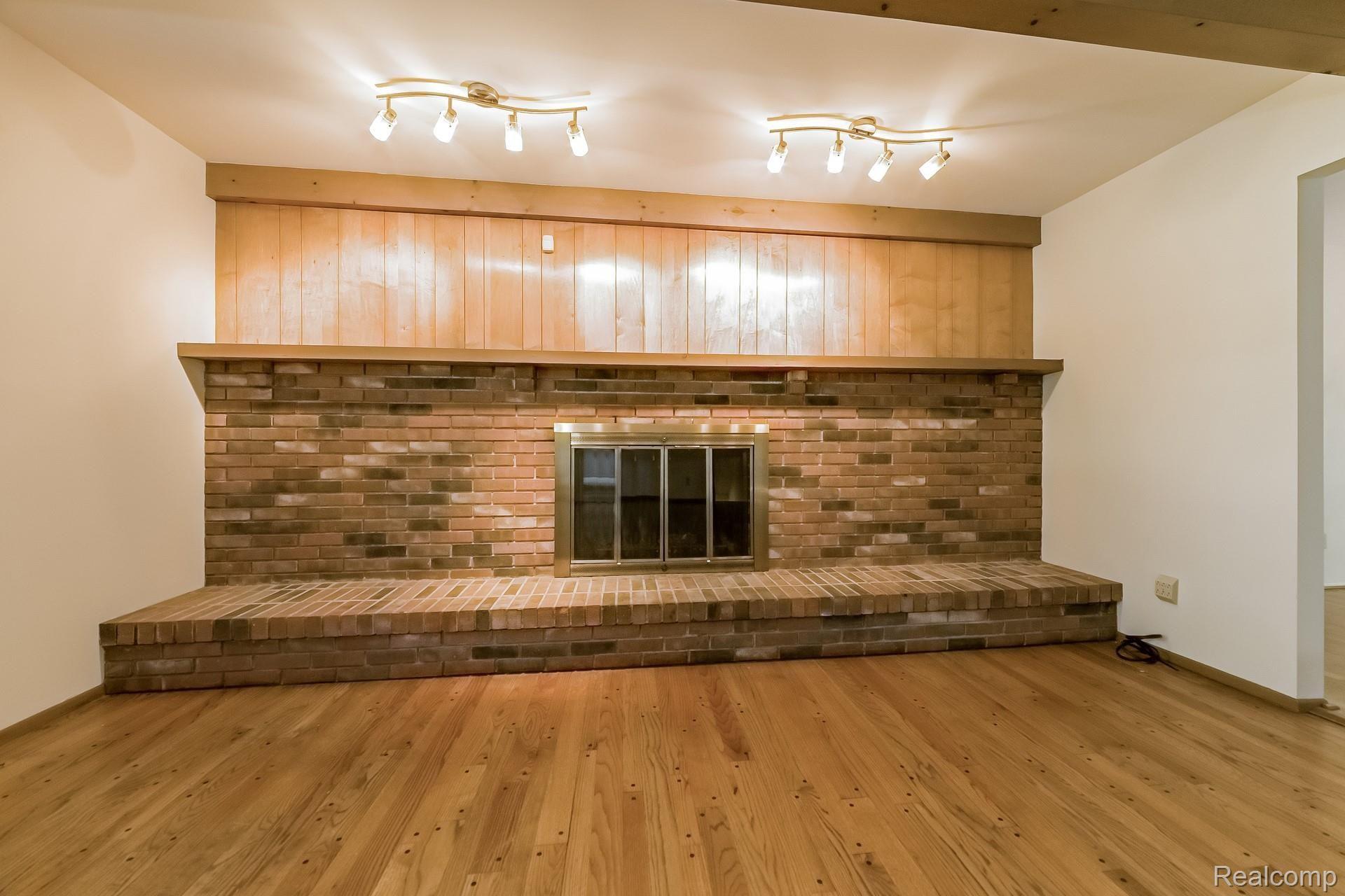 896 Allston Drive Rochester, MI 48309 - Photo 18 of 57 018-photo-family-room-8358007.jpg
