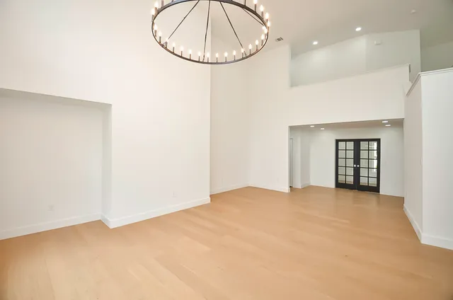 $1,290,000 | 702 Azaleadell Drive, Houston, TX 77018