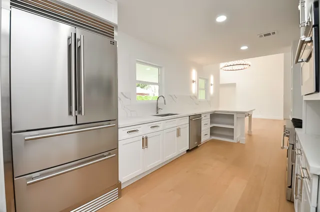 $1,290,000 | 702 Azaleadell Drive, Houston, TX 77018