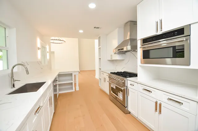 $1,290,000 | 702 Azaleadell Drive, Houston, TX 77018