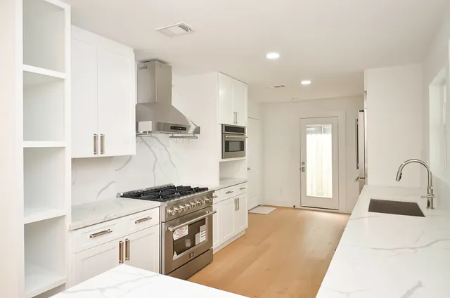 $1,290,000 | 702 Azaleadell Drive, Houston, TX 77018