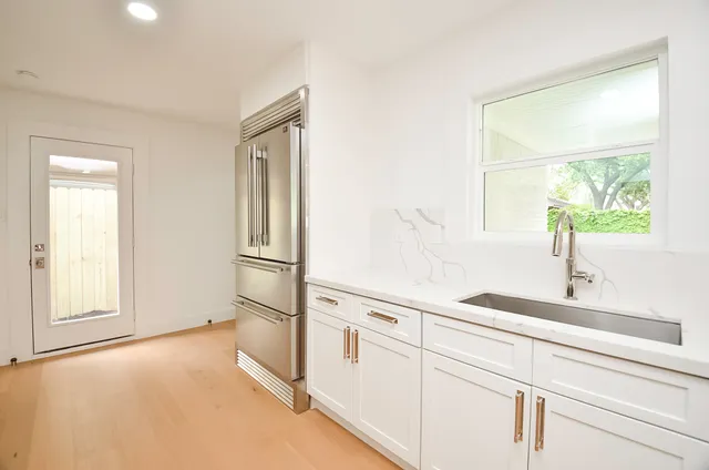 $1,290,000 | 702 Azaleadell Drive, Houston, TX 77018