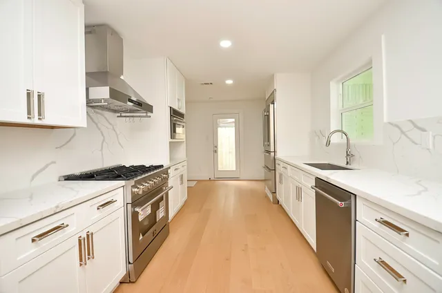 $1,290,000 | 702 Azaleadell Drive, Houston, TX 77018