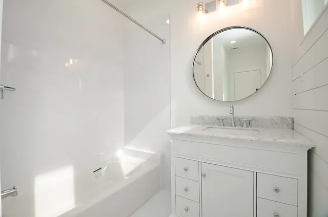 $1,290,000 | 702 Azaleadell Drive, Houston, TX 77018