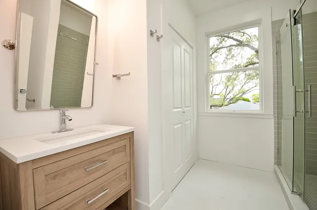 $1,290,000 | 702 Azaleadell Drive, Houston, TX 77018