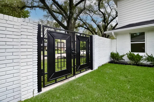 $1,290,000 | 702 Azaleadell Drive, Houston, TX 77018