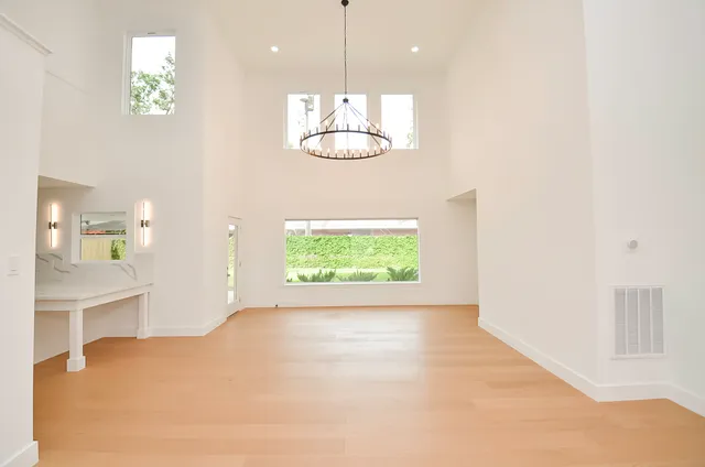 $1,290,000 | 702 Azaleadell Drive, Houston, TX 77018