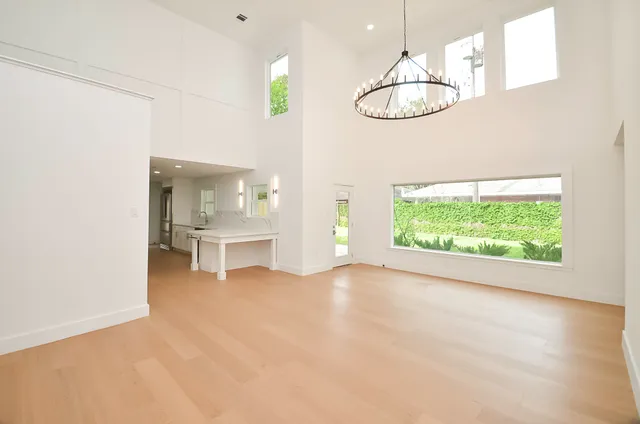 $1,290,000 | 702 Azaleadell Drive, Houston, TX 77018