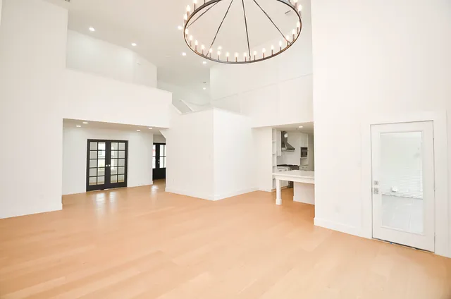 $1,290,000 | 702 Azaleadell Drive, Houston, TX 77018