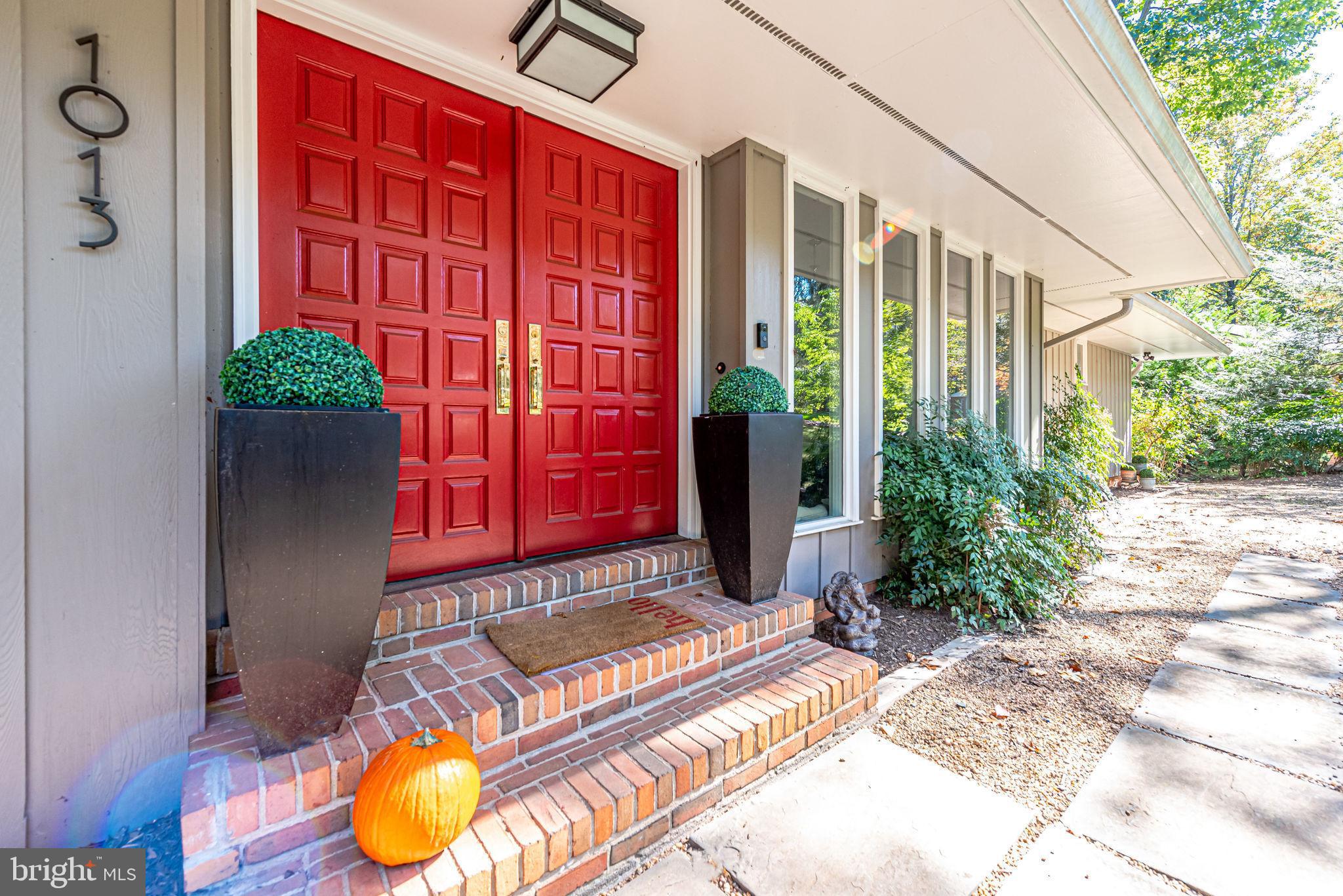 1013 Gelston Circle McLean, VA 22102 - Photo 2 of 33 Welcoming entrance