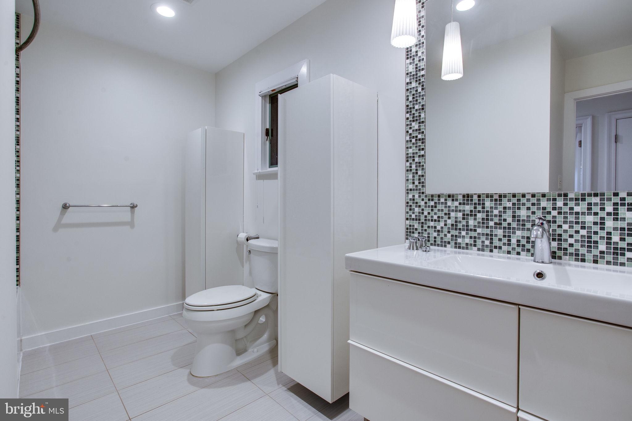 1013 Gelston Circle McLean, VA 22102 - Photo 19 of 33 Spacious hall bathroom with plenty of storage