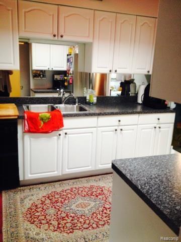 4043 West Maple Road, Unit 202 Bloomfield Hills, MI 48301 - Photo 12 of 15 maple kitchen 2.jpg