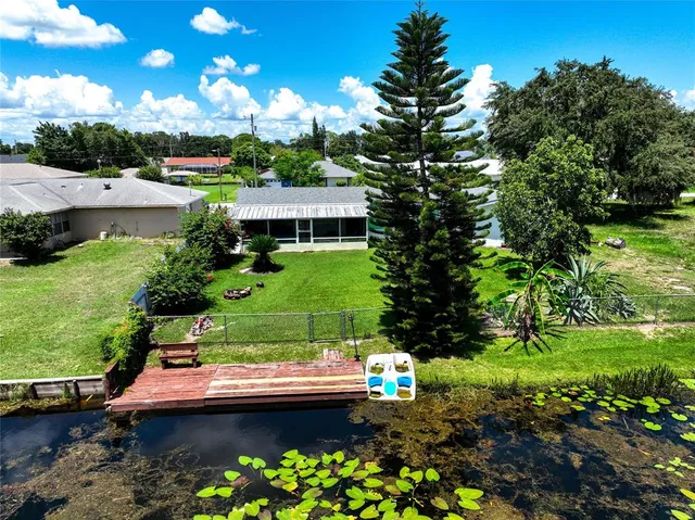 a view of yard with green space