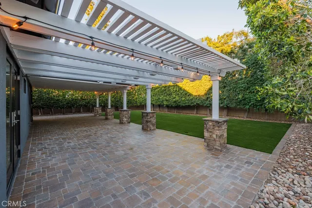 a view of a house with backyard and a backyard