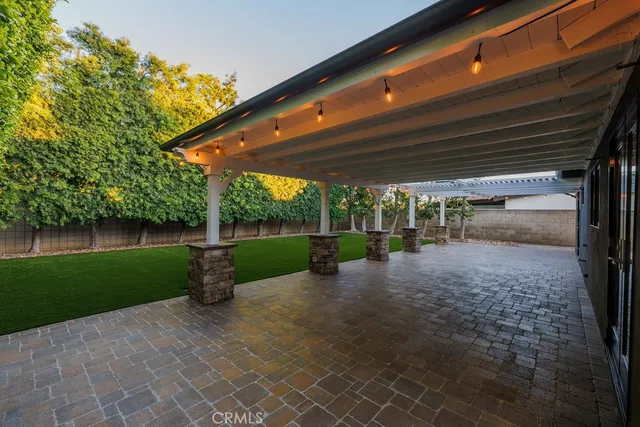 a view of a back yard