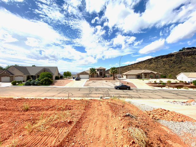 1761 East 1150th North, Unit 24 St. George, UT 84770 - Photo 8 of 10 View of yard featuring a residential view