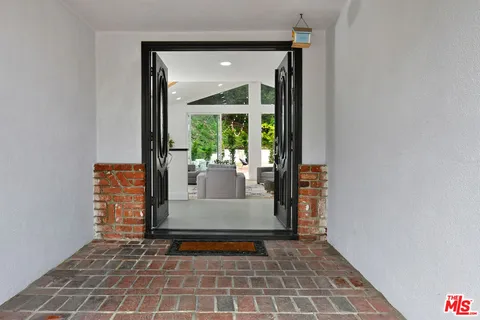 $2,599,000 | 4053 Harclare Lane, Encino, CA 91436