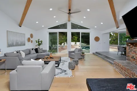 $2,599,000 | 4053 Harclare Lane, Encino, CA 91436