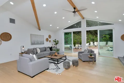 $2,599,000 | 4053 Harclare Lane, Encino, CA 91436