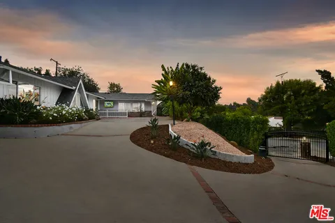 $2,599,000 | 4053 Harclare Lane, Encino, CA 91436