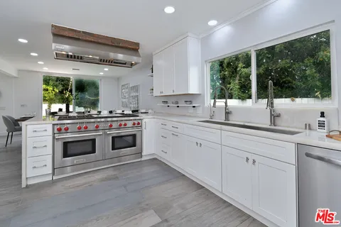 $2,599,000 | 4053 Harclare Lane, Encino, CA 91436