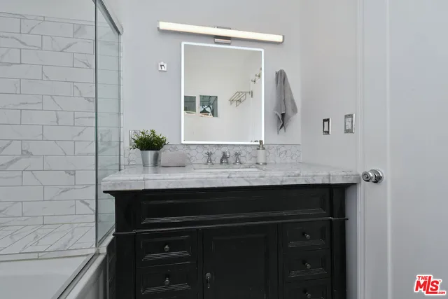 $2,599,000 | 4053 Harclare Lane, Encino, CA 91436