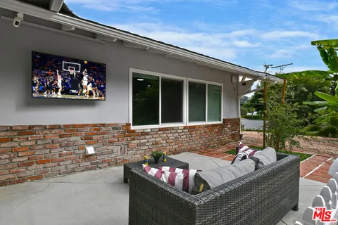 $2,599,000 | 4053 Harclare Lane, Encino, CA 91436