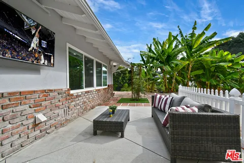$2,599,000 | 4053 Harclare Lane, Encino, CA 91436