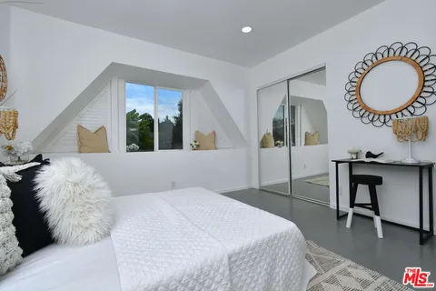 $2,599,000 | 4053 Harclare Lane, Encino, CA 91436