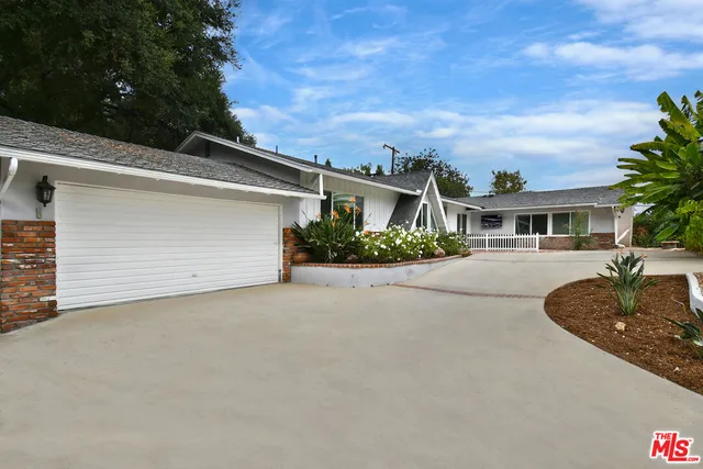 a view of a back yard of the house