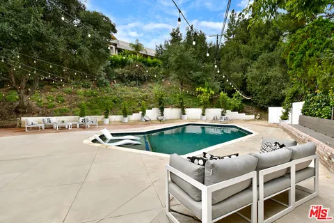 $2,599,000 | 4053 Harclare Lane, Encino, CA 91436