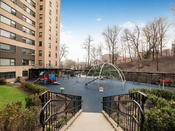 $129,000 | 4 Fordham Hill Ovl, Unit 8D | University Heights