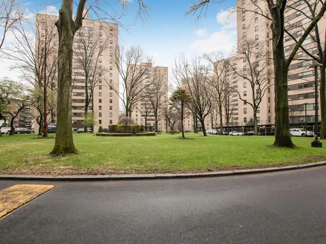 $129,000 | 4 Fordham Hill Ovl, Unit 8D | University Heights