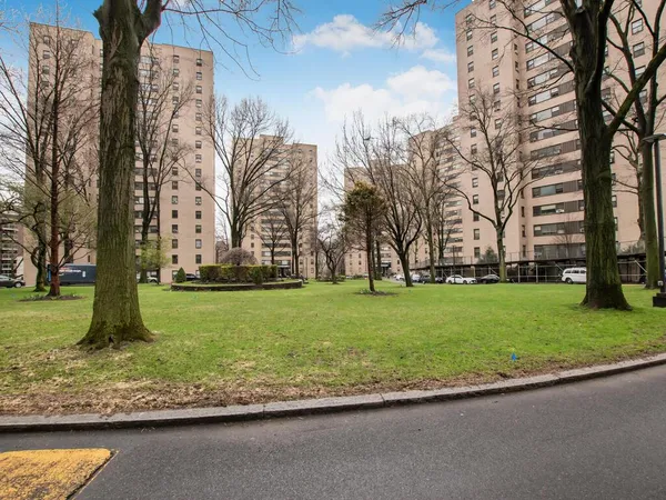 $129,000 | 4 Fordham Hill Ovl, Unit 8D | University Heights