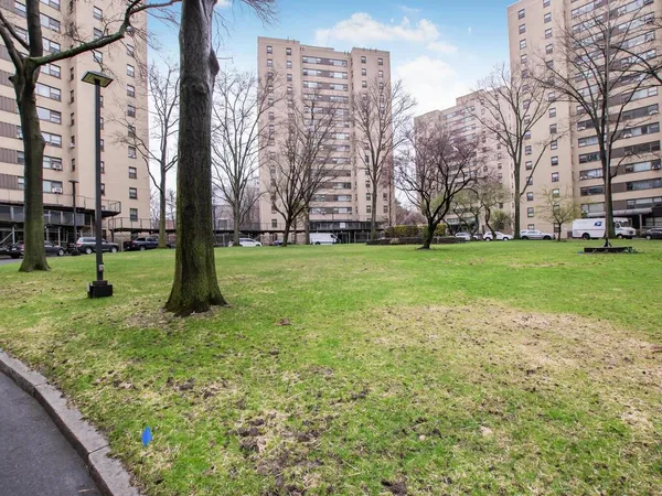 $129,000 | 4 Fordham Hill Ovl, Unit 8D | University Heights