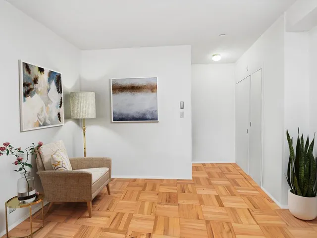 $129,000 | 4 Fordham Hill Ovl, Unit 8D | University Heights