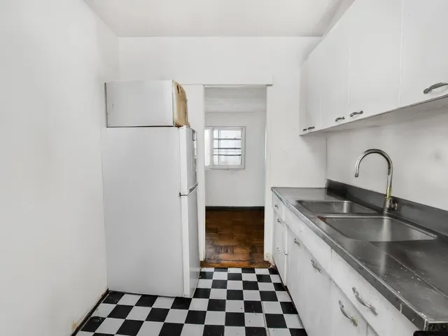 $129,000 | 4 Fordham Hill Ovl, Unit 8D | University Heights