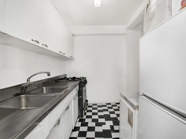 $129,000 | 4 Fordham Hill Ovl, Unit 8D | University Heights