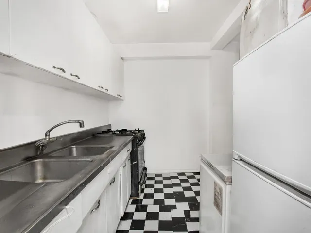 $129,000 | 4 Fordham Hill Ovl, Unit 8D | University Heights