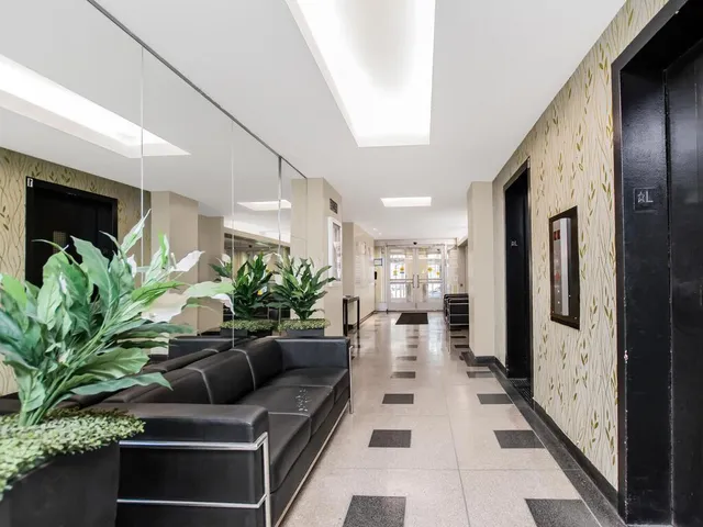 $129,000 | 4 Fordham Hill Ovl, Unit 8D | University Heights