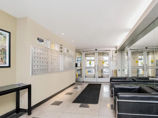 $129,000 | 4 Fordham Hill Ovl, Unit 8D | University Heights